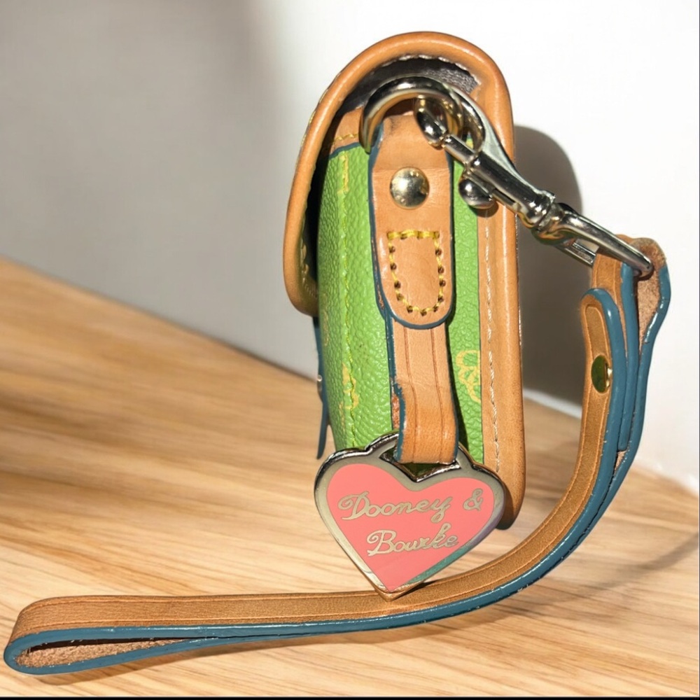 Dooney & Bourke Green and Tan Wristlet Bag With Medal Heart Charm🩷🎀